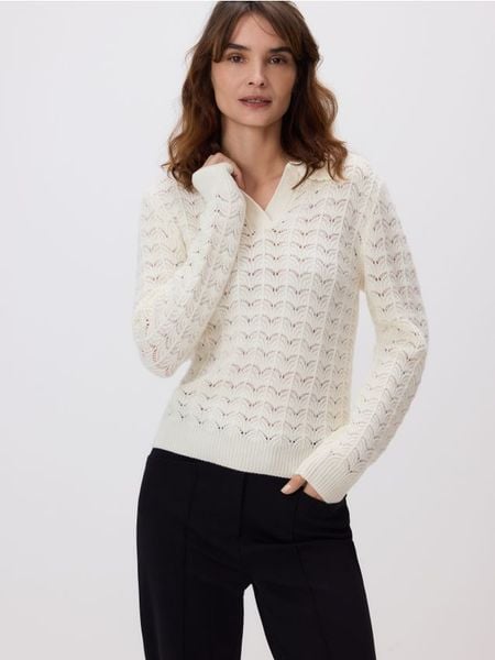 Sweter z dodatkiem wełny - biały. Białe swetry nierozpinane damskie Reserved, l, bez wzorów, z dzianiny, bez kołnierzyka, bez ramiączek. Za 159.99 zł.