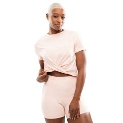 Damska koszulka sportowa z węzłem Fitness Siroko Space Pink. Czerwone koszulki sportowe damskie SIROKO, bez wzorów, z bawełny, bez ramiączek, na fitness i siłownię. Za 148.00 zł.