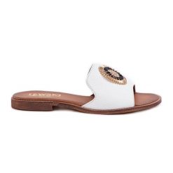 Lewski Shoes Skórzane Klapki Z Ozdobą Na Płaskim Obcasie Lewski 3047/O Białe. Białe klapki damskie na lato, z aplikacjami, ze skóry, casualowe, bez obcasa, na płaskiej podeszwie, bez zapięcia. Za 432.39 zł.