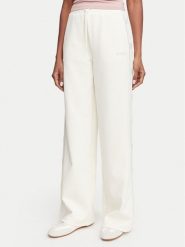 Guess Spodnie dresowe V5BB12 KCX22 Kremowy Regular Fit. Białe spodnie dresowe damskie Guess, z aplikacjami, z dresówki. Za 474.99 zł.