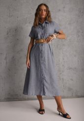 Niebieska Sukienka o Koszulowym Fasonie z Krótkim Rękawem i Paskiem z Klamrą Sylphusi. Niebieskie sukienki damskie Renee, l, bez wzorów, z zamszu, eleganckie, bez kołnierzyka, bez ramiączek, midi, koszulowe. Za 129.99 zł.