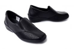 COMFORTABEL 940383-01 schwarz, półbuty damskie. Czarne półbuty damskie Comfortabel, bez wzorów, bez obcasa, na koturnie, bez zapięcia. Za 374.90 zł.