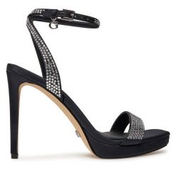 Sandały Guess. Czarne sandały damskie Guess, z aplikacjami, bez obcasa, na szpilce, bez zapięcia. Za 449.99 zł.
