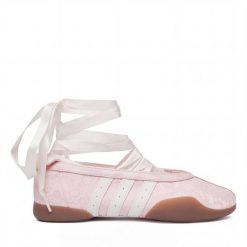 Baleriny adidas. Czerwone balerinki damskie Adidas, bez wzorów, bez obcasa, bez zapięcia. Za 479.99 zł.