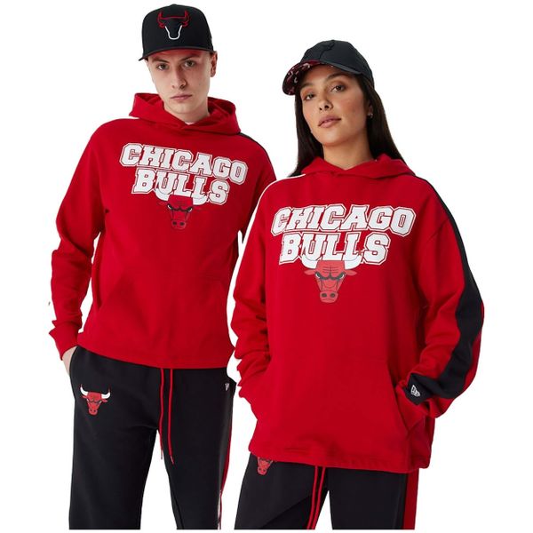 Bluza męska New Era NBA Large Graphic OS Hoody Chicago Bulls. Czerwone bluzy męskie New Era, m, bez wzorów, bez ramiączek, bez kaptura. Za 249.99 zł.