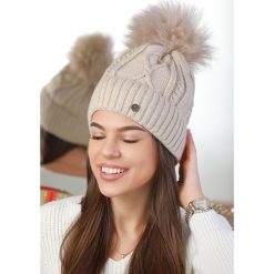 Czapka ESTENA BEIGE. Brązowe czapki damskie Czapka ESTENA BEIGE, bez wzorów. W wyprzedaży za 29.00 zł.