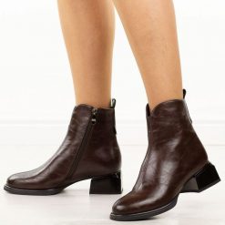 Brązowe skórzane botki damskie na obcasie Cambell 55319. Brązowe botki damskie Cambell, na jesień, bez wzorów, z jeansu, eleganckie, z okrągłym noskiem, bez obcasa, na obcasie, bez zapięcia. W wyprzedaży za 254.15 zł.