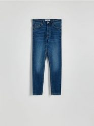 Jeansy slim fit mid rise - granatowy. Niebieskie jeansy damskie Reserved, bez wzorów, z bawełny. W wyprzedaży za 79.99 zł.