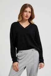 Sweter z dekoltem w serek i długimi rękawami czarny. Czarne swetry nierozpinane damskie MOODO, l, bez wzorów, z poliamidu, bez kołnierzyka, bez ramiączek. W wyprzedaży za 51.98 zł.