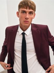 Marynarka slim fit z wiskozą - bordowy. Czerwone garnitury męskie Reserved, bez wzorów, z tkaniny, bez kołnierzyka, bez ramiączek. W wyprzedaży za 179.99 zł.