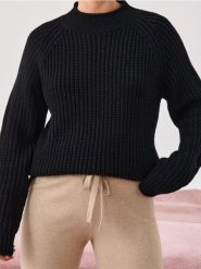 Sweter o grubym splocie - czarny. Czarne swetry nierozpinane damskie Sinsay, l, bez wzorów, ze splotem, bez kołnierzyka, bez ramiączek. Za 49.99 zł.