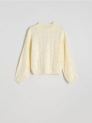Sweter z cekinami - kremowy. Białe swetry nierozpinane damskie Reserved, l, bez wzorów, z dzianiny, bez kołnierzyka, bez ramiączek. W wyprzedaży za 59.99 zł.
