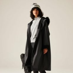 Unisex dla dorosłych wodoodporny szlafrok do zmiany. Brązowe szlafroki damskie Regatta, bez wzorów, bez ramiączek, bez kaptura. W wyprzedaży za 533.55 zł.