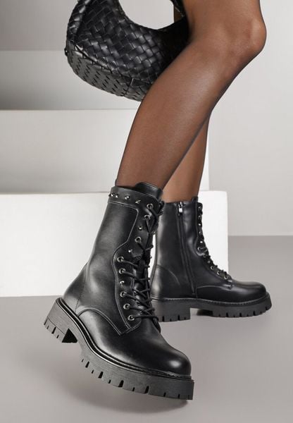 Czarne Botki Workery z Ćwiekami przy Cholewce Arivie. Czarne botki damskie Born2be, bez wzorów, z jeansu, rockowe, bez obcasa, na płaskiej podeszwie, bez zapięcia. Za 159.99 zł.