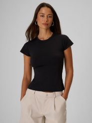 4F T-shirt slim gładki damski - czarny M. Czarne t-shirty damskie 4F, m, bez wzorów, z tkaniny, klasyczne, bez kołnierzyka, bez ramiączek. Za 69.99 zł.
