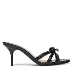 Klapki LOVE MOSCHINO. Czarne klapki damskie Love Moschino, bez wzorów, bez obcasa, bez zapięcia. Za 599.99 zł.