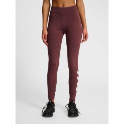 Legginsy wysoki stan z logo dla kobiet Hummel Pulse. Czerwone legginsy sportowe damskie Hummel, bez wzorów, z podwyższonym stanem, na fitness i siłownię. Za 137.00 zł.