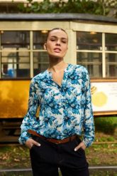 Wzorzysta koszula niebieska. Niebieskie koszule damskie MOODO, bez wzorów, z wiskozy, bez kołnierzyka, bez ramiączek. Za 99.99 zł.