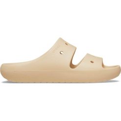 Klapki plażowe damskie Crocs Classic Sandal V2. Brązowe klapki damskie Crocs, bez wzorów, sportowe, bez obcasa, bez zapięcia. W wyprzedaży za 94.47 zł.