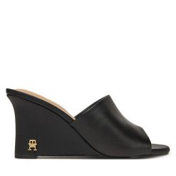 Klapki Tommy Hilfiger. Czarne klapki damskie Tommy Hilfiger, bez wzorów, bez obcasa, bez zapięcia. Za 459.99 zł.