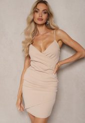 Beżowa Marszczona Sukienka Mini o Dopasowanym Kroju z Kopertowym Dekoltem Fetria. Brązowe sukienki damskie Renee, na co dzień, m, bez wzorów, eleganckie, bez kołnierzyka, bez ramiączek, mini, dopasowane. Za 99.99 zł.