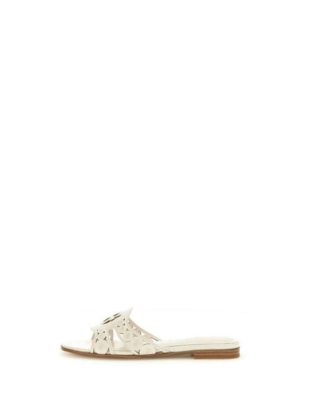Guess Klapki FLJCIE PAF03 Kremowy. Białe klapki damskie Guess, z aplikacjami, ze skóry, bez obcasa, bez zapięcia. Za 274.99 zł.
