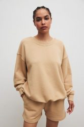 Bluza typu oversize w kolorze BISQUIT - KOS-UNI. Brązowe bluzy damskie Marsala, m, bez wzorów, z bawełny, klasyczne, bez ramiączek, bez kaptura. Za 349.90 zł.
