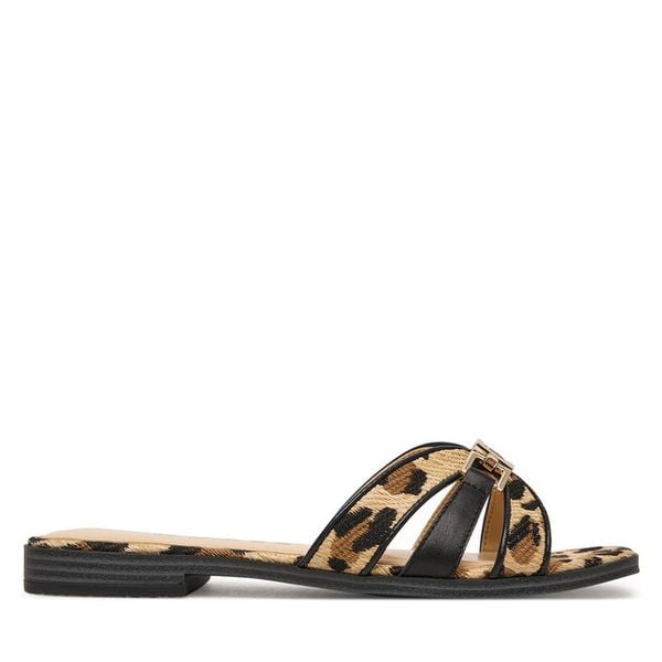 Klapki Guess. Brązowe klapki damskie Guess, z aplikacjami, bez obcasa, bez zapięcia. Za 399.99 zł.
