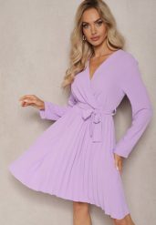 Jasnofioletowa Sukienka Plisowana z Materiałowym Paskiem Jaresa. Fioletowe sukienki damskie Renee, na imprezę, m, bez wzorów, z materiału, eleganckie, bez kołnierzyka, bez ramiączek, mini. Za 79.99 zł.