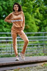Welurowe Spodnie z Logowaną Taśmą w Pasie. Brązowe spodnie dresowe damskie Awama, bez wzorów, z dresówki. Za 209.90 zł.