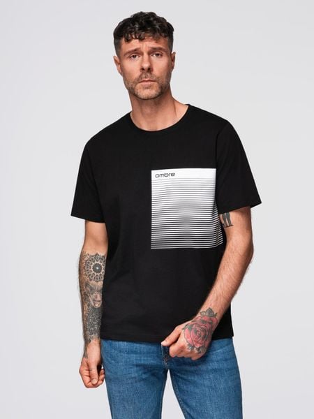 Męski t-shirt bawełniany z graficznym printem – czarny V2 - Rozmiar: M. Czarne t-shirty męskie Ombre Clothing, m, bez wzorów, z bawełny, bez kołnierzyka, bez ramiączek. W wyprzedaży za 81.24 zł.