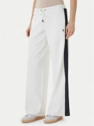 Guess Jeans Spodnie dresowe W6GBB6 KB212 Biały Relaxed Fit. Białe spodnie dresowe damskie Guess Jeans, z aplikacjami, z dresówki. Za 389.99 zł.