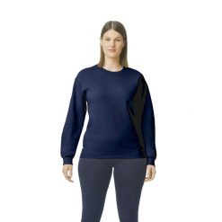 Bluza z okrągłym dekoltem Gildan Midweight Softstyle. Niebieskie bluzy damskie GILDAN, s, bez wzorów, z bawełny, klasyczne, bez ramiączek, bez kaptura. Za 125.00 zł.