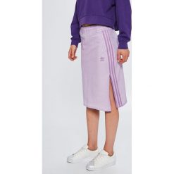 Adidas Originals - Spódnica. Fioletowe spódnice damskie adidas Originals, na co dzień, bez wzorów, z bawełny, casualowe, z podwyższonym stanem, midi, proste. W wyprzedaży za 119.90 zł.