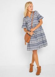 Sukienka shirtowa z lejącego materiału z wiskozą. Białe sukienki damskie bonprix, bez wzorów, z wiskozy, bez kołnierzyka, bez ramiączek, mini. Za 92.99 zł.