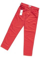 SPODNIE WRANGLER DAMSKIE CROPPED STRAIGHT RED W229DM23K. Czerwone spodnie materiałowe damskie Wrangler, bez wzorów, z materiału. W wyprzedaży za 79.99 zł.