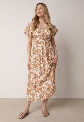 Brązowa Wiskozowa Sukienka z Kopertowym Dekoltem i Gumkami w Talii Shyraya. Brązowe sukienki damskie Born2be, na co dzień, l, bez wzorów, z materiału, bez kołnierzyka, bez ramiączek, midi, dopasowane. Za 79.99 zł.