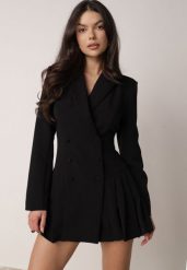 Czarna Sukienka o Kroju Marynarki VICES z Poduszkami w Ramionach Serlina. Czarne sukienki damskie Born2be, na co dzień, l, bez wzorów, eleganckie, bez kołnierzyka, bez ramiączek, mini, kopertowe. Za 249.99 zł.