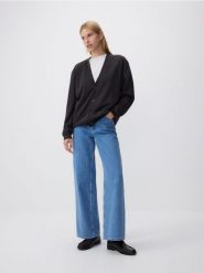 Rozpinany sweter z wełny merino - ciemnoszary. Szare swetry męskie Reserved, l, bez wzorów, z wełny, bez kołnierzyka, bez ramiączek. W wyprzedaży za 159.99 zł.