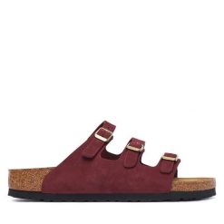 Klapki Birkenstock. Czerwone klapki damskie Birkenstock, bez wzorów, bez obcasa, bez zapięcia. Za 584.99 zł.