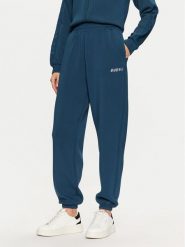 Guess Spodnie dresowe V4BB13 K7UW2 Niebieski Regular Fit. Niebieskie spodnie dresowe damskie Guess, z aplikacjami, z dresówki. Za 199.99 zł.