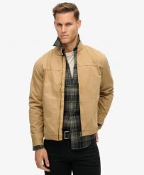 Superdry Klasyczna kurtka Harrington bawełniana - Canyon Beige. Brązowe kurtki męskie Superdry, l, bez wzorów, z bawełny, klasyczne, bez kaptura. Za 568.05 zł.
