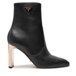Botki Guess. Czarne botki damskie Guess, z aplikacjami, bez obcasa, na słupku, bez zapięcia. Za 899.99 zł.