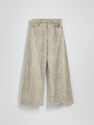 Jeansy wide leg w zwierzęcy wzór - beżowy. Brązowe jeansy damskie Reserved, bez wzorów, z bawełny. W wyprzedaży za 119.99 zł.