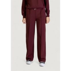 Spodnie Kobieta ONLY Onlalina Life Leo String Pant Swt. Czerwone spodnie dresowe damskie ONLY, bez wzorów, z materiału, sportowe, długie. W wyprzedaży za 193.00 zł.
