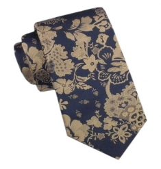 Elegancki Męski Krawat - Alties - Granatowy w Beżowe Kwiaty. Niebieskie krawaty i muchy Alties, bez wzorów, z tkaniny, eleganckie. Za 49.00 zł.