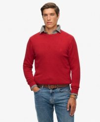 Superdry Sweter Essentials Cotton – 100% bawełna organiczna, krój relaxed. Czerwone swetry męskie Superdry, m, bez wzorów, z bawełny, bez kołnierzyka, bez ramiączek. Za 279.65 zł.