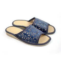 Kapcie klapki damskie R.37 ażurowe wygodne lekkie profilowane KD-02-DB-37. Niebieskie klapki damskie w ażurowe wzory, z lakierowanej skóry, bez obcasa, bez zapięcia. Za 23.37 zł.