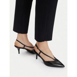 Czółenka Tamaris. Czarne czółenka damskie Tamaris, bez wzorów, bez obcasa, bez zapięcia. Za 242.99 zł.