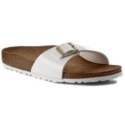Klapki Birkenstock. Białe klapki damskie Birkenstock, bez wzorów, bez obcasa, bez zapięcia. Za 399.99 zł.